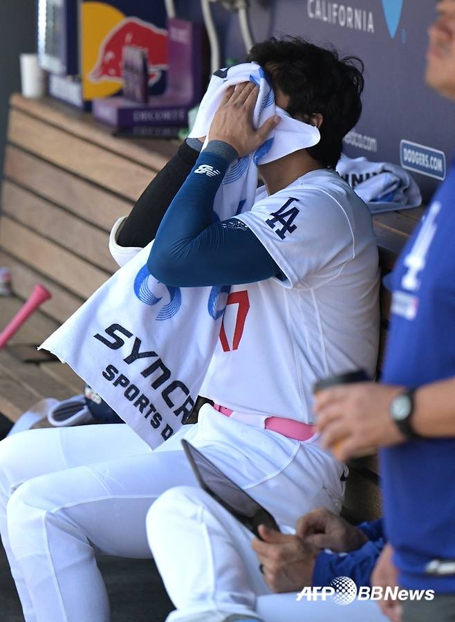 LA 다저스 오타니 쇼헤이가 11일(한국시간) 애틀랜타 브레이브스전 도중 더그아웃에서 수건으로 얼굴을 닦고 있다. /AFPBBNews=뉴스1