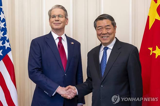 스콧 베선트 미국 재무장관과 허리펑 중국 부총리 [AP 연합뉴스 자료사진]