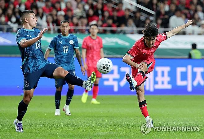 슛 시도하는 황인범 (서울=연합뉴스) 이동해 기자 = 14일 서울 마포구 서울월드컵경기장에서 열린 한국과 파라과이 축구 대표팀의 친선경기.
황인범이 슛을 시도하고 있다. eastsea@yna.co.kr