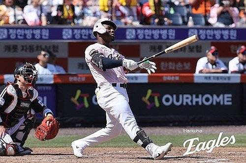 동점 투런포 날린 페라자 (서울=연합뉴스) 한화 이글스가 9일 대전한화생명볼파크에서 열린 2026 신한 SOL KBO리그 LG 트윈스와의 홈 경기에서 전날 5시간 5분 혈투에서 패한 아쉬움을 맹타로 극복하고 11-3 대승을 거뒀다. 홈런 2방 포함 안타 14개를 몰아쳤다. 
    사진은 이날 경기에서 동점 투런포를 터뜨린 페라자. 2026.5.9 [한화 이글스 제공. 재판매 및 DB 금지] photo@yna.co.kr