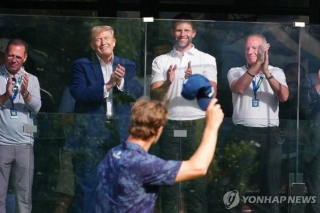 선수들에게 박수 치는 도널드 트럼프(왼쪽에서 두 번째) 미국 대통령 [AFP=연합뉴스]