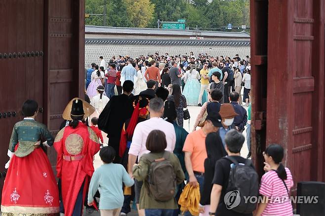 "줄을 서시오"…경복궁에 들어가기 위해 줄 선 관광객들 [연합뉴스 자료사진]