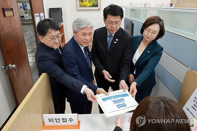 조국혁신당, 평택지원특별법 개정안 발의 (서울=연합뉴스) 신현우 기자 = 조국혁신당 서왕진 원내대표가 11일 국회 의안과에 '주한미군기지 이전에 따른 평택시 등의 지원 등에 관한 특별법'(평택지원특별법) 개정안을 제출하고 있다.
    왼쪽부터 조국혁신당 차규근 의원, 서 원내대표, 김준형 정책위의장, 백선희 의원. 2026.5.11 nowwego@yna.co.kr