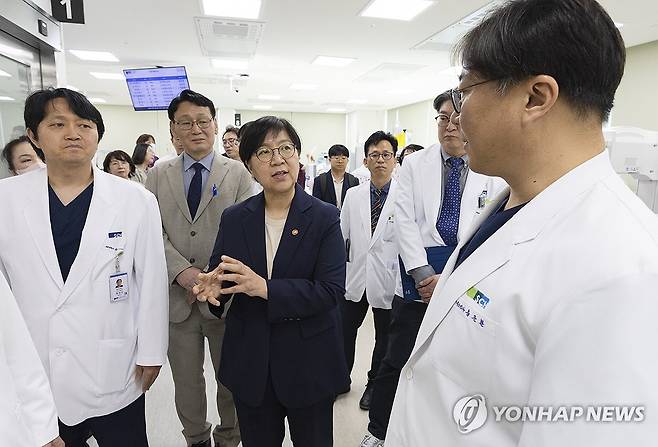 정은경 복지장관, 소아의료체계 점검 (서울=연합뉴스) 정은경 보건복지부 장관이 지난 10일 충청남도 천안 소아전문응급의료센터 및 달빛어린이병원을 방문해 소아의료체계 현장 점검을 하고 있다. 2026.5.10 [보건복지부 제공. 재판매 및 DB 금지] photo@yna.co.kr