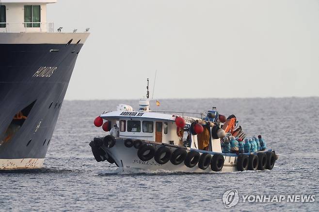 혼디우스호에서 하선해 테네리페로 이동 중인 미국인 승객들 [로이터 연합뉴스. 재판매 및 DB 금지]