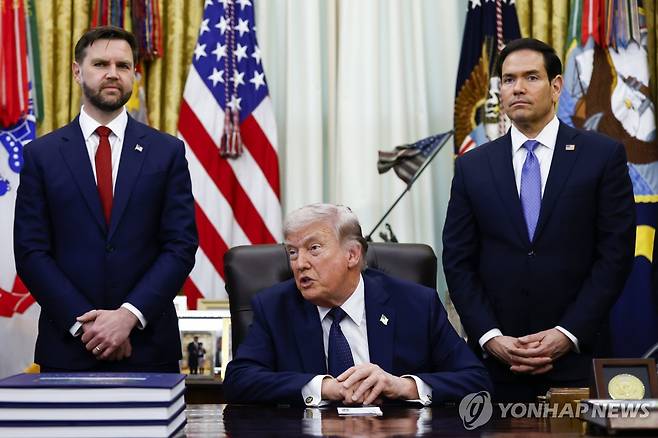 도널드 트럼프 대통령(중앙) 뒤에선 JD 밴스 부통령(좌측)과 마코 루비오 국무장관(우측) [EPA=연합뉴스 자료사진]