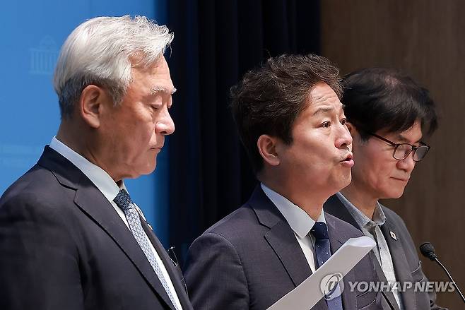 한국 선박 피격 사건 관련 국민의힘 비판하는 여당 외통위원 (서울=연합뉴스) 신현우 기자 = 국회 외교통일위원회 여당 간사인 더불어민주당 김영배 의원과 외통위원인 민주당 이용선·이재강 의원이 11일 국회 소통관에서 호르무즈 해협 한국 선박 피격 사건과 관련한 국민의힘의 비판이 정치 공세라며 규탄하고 있다. 2026.5.11 nowwego@yna.co.kr