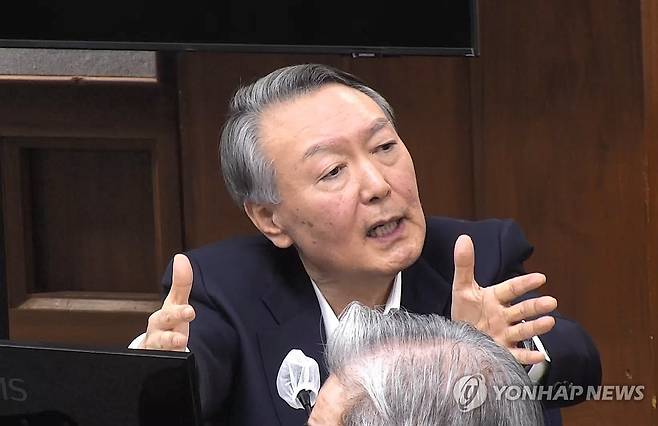결심공판 최후진술하는 윤석열 (서울=연합뉴스) 12·3 비상계엄 관련 내란 우두머리 혐의로 기소된 윤석열 전 대통령이 지난 13일 서울 서초구 서울중앙지방법원 417호 형사대법정에서 열린 내란 우두머리 혐의 결심공판에서 최후진술하고 있다. 2026.1.14 [서울중앙지법 제공. 재판매 및 DB 금지] photo@yna.co.kr