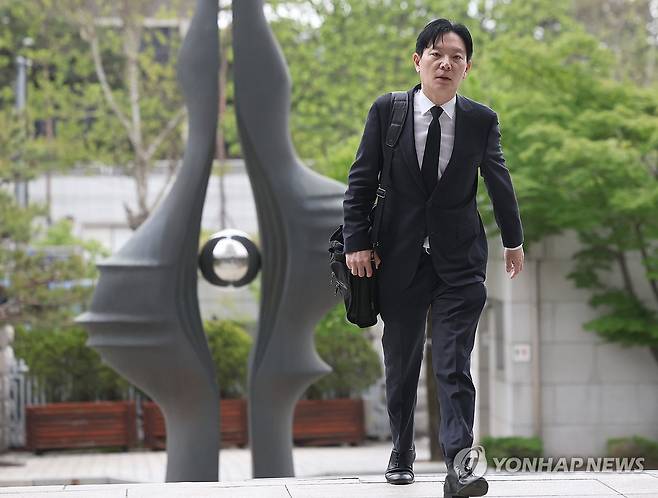 대검 온 박상용 검사 (서울=연합뉴스) 신준희 기자 = 11일 대검찰청이 감찰위원회를 열고 쌍방울 대북송금 수사 과정에서 '연어 술파티' 진술 회유 의혹이 제기된 박상용 인천지검 부부장 검사의 징계 여부를 심의할 것으로 알려진 가운데 박 검사가 대기를 위해 서초동 대검찰청 민원실로 들어가고 있다. 
2026.5.11 hama@yna.co.kr