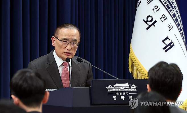 위성락 안보실장 기자간담회 (서울=연합뉴스) 한상균 기자 = 위성락 국가안보실장이 11일 청와대에서 호르무즈 해협에서 피격당한 HMM 나무호 관련 기자간담회를 하고 있다. 2026.5.11 xyz@yna.co.kr