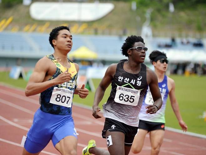 비웨사(가운데)와 조엘진 (정선=연합뉴스) 김경윤 기자 = 비웨사 다니엘 가사마(가운데)와 나마디 조엘진(왼쪽)이 11일 강원도 정선종합운동장에서 열린 제80회 육상경기선수권대회 남자 100m 준결선에서 결승선을 통과하고 있다. 2026.5.11 cycle@yna.co.kr