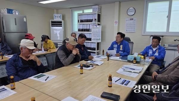 더불어민주당 박찬대 예비후보가 12일 덕적어촌계 사무실에서 진행된 어촌계 간담회에서 지역 현안을 청취하고 있다. 2026.5.12 /김희연기자 khy@kyeongin.com