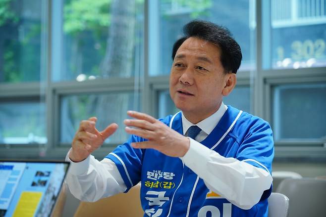 이광재 더불어민주당 하남갑 국회의원 후보가 교통혁신을 위해맹성규 국회 국토교통위원장을 면담해 설명하고 있다<선거사무실 제공>