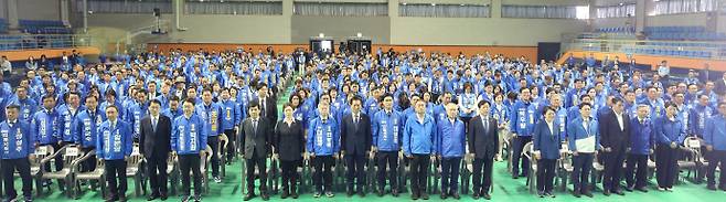 12일 전남 강진 종합운동장 제2실내체육관에서 열린 '제9회 전국동시지방선거 더불어민주당 전남광주·전북 공천자대회'에서 호남권 공천자들이 6·3지방선거 승리를 다짐했다. /김성빈 기자 ksb@namdonews.com