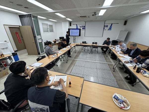 12일 민주노총 경남지역본부에서 '노란봉투법의 개요, 쟁점과 과제'를 주제로 집담회가 열렸다. 토론자로는 조창종 민주노총 경남본부 사무처장, 김양수 전 경남경영자총협회 상무이사, 장우찬 경상국립대 법학과 교수가 참여했다. /정종엽 기자