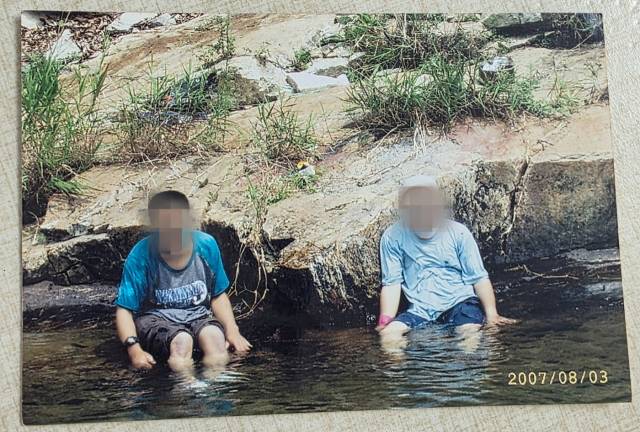 20007년 25살 무렵 김명석(가명)씨(왼쪽)의 건강할 당시 모습. 오른쪽은 명석씨 첫째 형. 본인 제공
