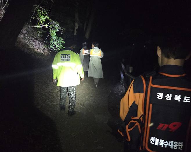 경북 청송군 주왕산국립공원에서 실종된 초등학생 A(11·초6)군을 찾기 위한 수색작업이 12일 오전 6시부터 시작됐다. 전날 밤 수색 장면. /연합뉴스