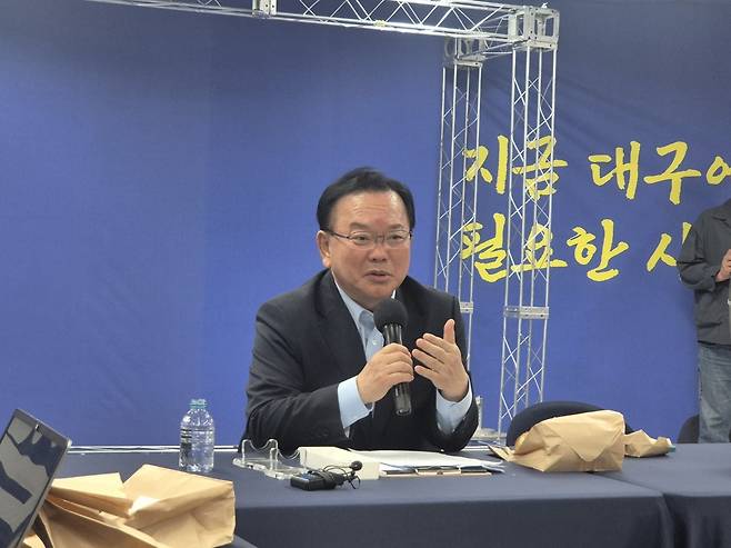 더불어민주당 김부겸 대구시장 후보가 지난 11일 대구 달서구 선거사무실에서 브라운백 미팅 형식의 기자간담회 ‘달구벌정담’을 열고 발언하고 있다. /장은희기자