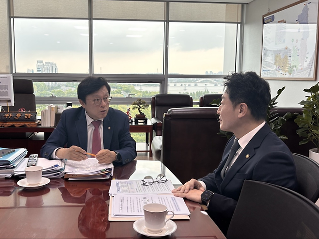 ▲ 박형수 국회의원(왼쪽·국회 예결위 간사·의성·청송·영덕·울진)이 11일 이호현 기후에너지환경부 2차관과 만나 영덕 신규원전 부지 선정과 지역 현안사업 추진 방향 등에 대해 의견을 나누고 있다. 박형수 의원실 제공.