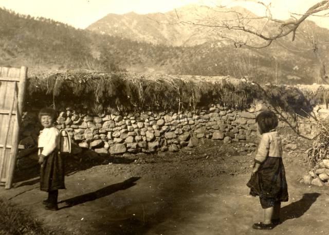 학교가는길(북면 외감리/1967년), 양해광기증기록물, 경남기록원 소장.