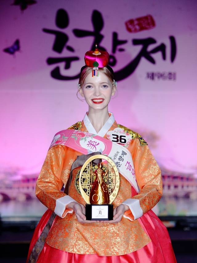 최근 전북 남원시에서 열린 '제96회 글로벌 춘향 선발대회'에서 당당히 '미(美)'를 차지한 리나 씨가 트로피를 들고 기념 촬영을 하고 있다. 리나씨 본인제공