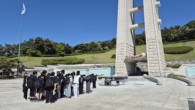 지난 8일 오전 광주 북구 운정동 국립 5·18 민주묘지에서 초등학생들이 참배하고 있다. 조윤화 기자