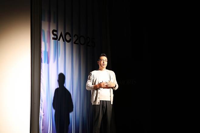 SAC 2025에서 기조연설 중인 이경일 솔트룩스 대표/제공=솔트룩스