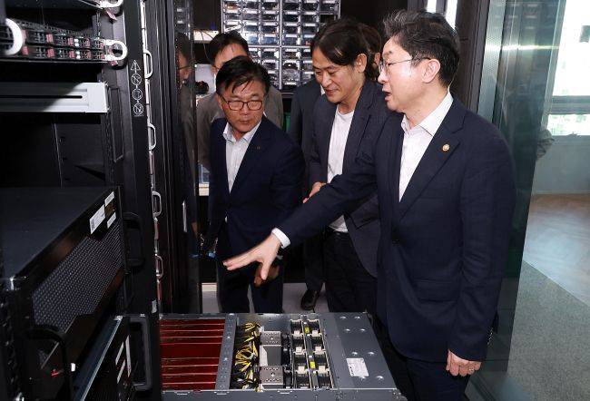 이억원 금융위원장이 12일 오후 국내 대표 AI반도체 기업인 서울 강남구 퓨리오사 AI에 방문해 대표 AI기업들과의 간담회 후 생산 및 연구시설을 둘러보고 있다./제공=금융위원회