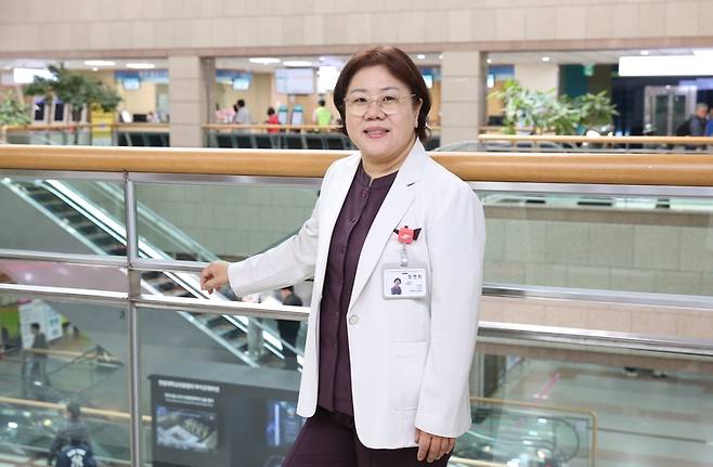 ▲장현희 한림대성심병원 수술간호팀장이 원내를 배경으로 포즈를 취했다. 사진=한림대성심병원