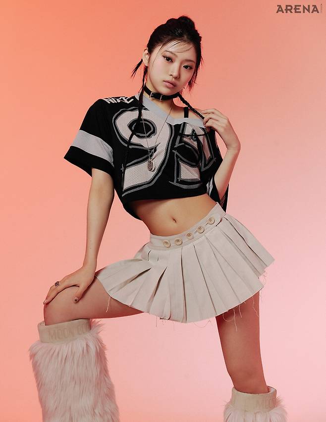 예슬 저지 나이키, 랩 스커트 쓰리타임즈, 초커 LCDC, 네크리스 크롬하츠, 링 샤넬, 부츠 문부츠 제품.&nbsp;