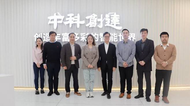 황도연 오비고 대표(왼쪽에서 다섯 번째)와 썬더소프트 관계자가 MOU 체결 후 기념사진을 촬영하는 모습. (사진=오비고)