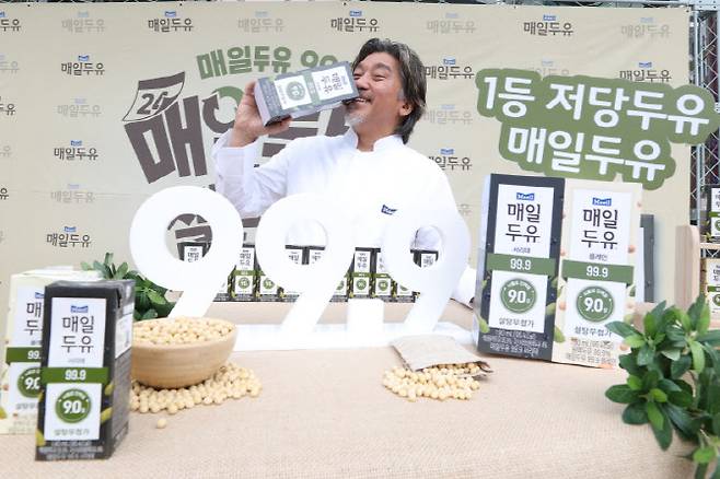 [이데일리 이영훈 기자] 셰프 에드워드 리가 12일 서울 청계광장에서 열린 매일유업 '매일두유 99.9 서리태' 출시 기념 '매일루틴 챌린지' 행사에서 포즈를 취하고 있다. 이날 행사는 ‘매일매일 루틴에 설탕 빼기’ 메시지를 전달하고 설탕무첨가 ‘매일두유 99.9’ 라인업과 신제품 ‘매일두유 99.9 서리태’를 알리기 위해 마련됐다.