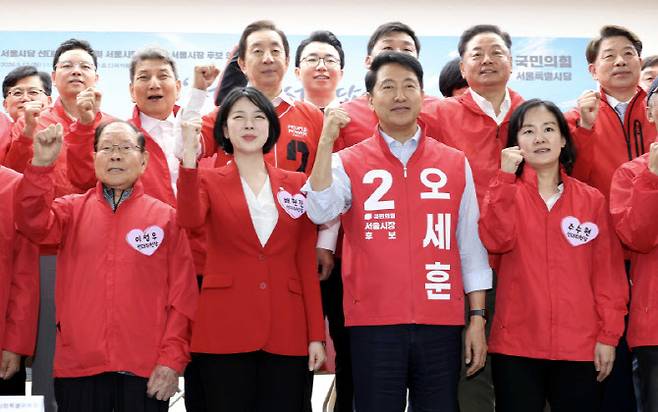 국민의힘 오세훈 서울시장 후보가 12일 서울 영등포구 국민의힘 중앙당사 앞에서 열린 서울시당 선대위 발대식에서 참석자들과 기념 촬영하고 있다. (사진=공동취재단)