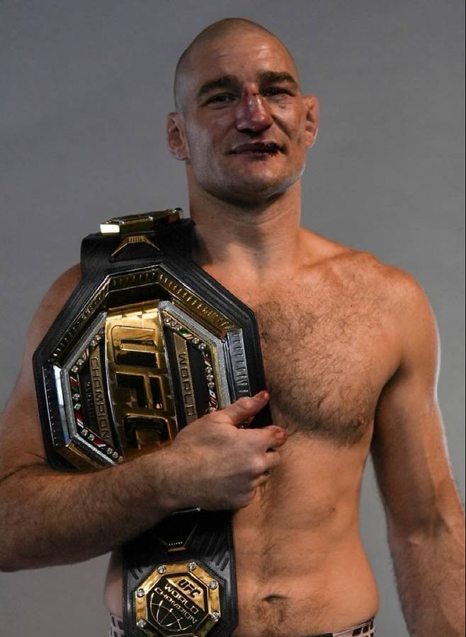 함자트 치마예프를 꺾고 새로운 UFC 미들급 챔피언에 등극한 션 스트릭랜드. 사진=UFC