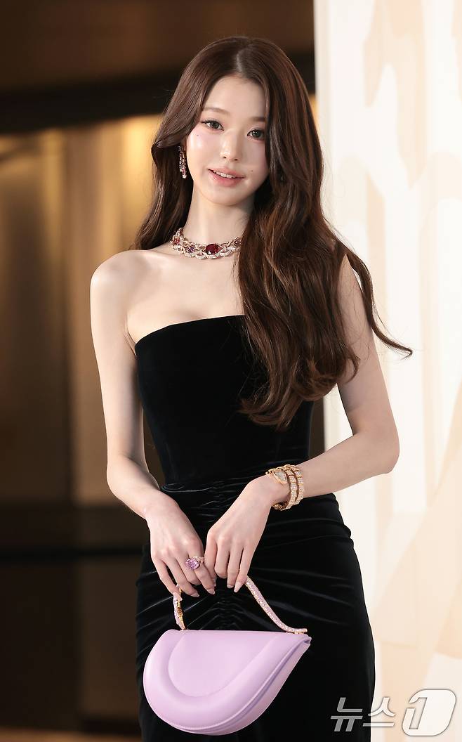 아이브 장원영이 12일 서울 광진구 비스타 워커힐 서울에서 열린 불가리 ’에클레티카‘ 하이 주얼리 이벤트에 참석해 포즈를 취하고 있다. ⓒ 뉴스1 권현진 기자