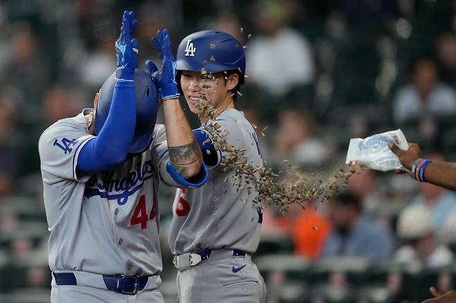 Los Angeles Dodgers' Andy Pages (44) celebrates with Hyeseong Kim (6) after a home run during the ninth inning of a baseball game against the Houston Astros in Houston, Wednesday, May 6, 2026. (AP Photo/Ashley Landis)







<저작권자(c) 연합뉴스, 무단 전재-재배포, AI 학습 및 활용 금지>