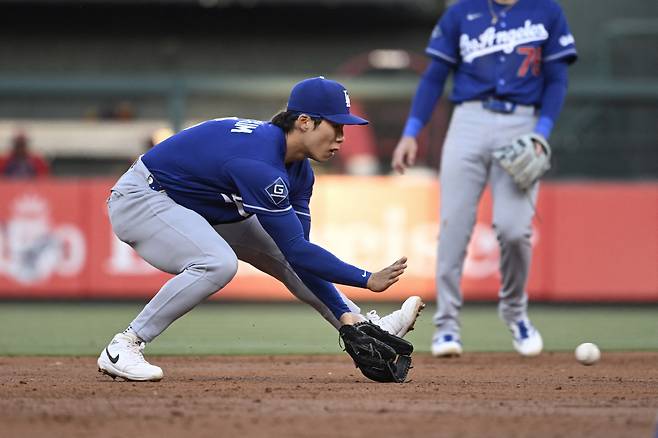May 2, 2026; St. Louis, Missouri, USA; Los Angeles Dodgers shortstop Hyeseong Kim (6) fields a ground ball hit by the St. Louis Cardinals in the third inning at Busch Stadium. Mandatory Credit: Joe Puetz-Imagn Images







<저작권자(c) 연합뉴스, 무단 전재-재배포, AI 학습 및 활용 금지>