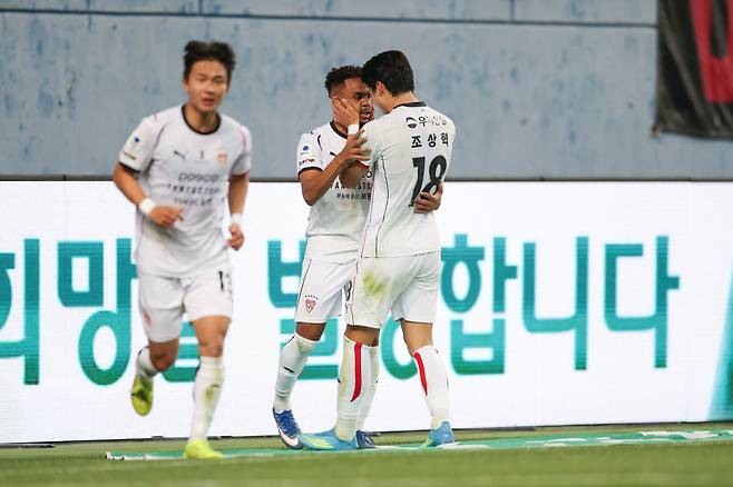 대전월드컵경기장/ K리그1/ 대전하나시티즌 vs 포항스틸러스/ 포항 주닝요 득점, 조상혁/ 골 세레머니/ photo by Seoyeong Ha