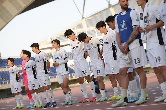 광주월드컵경기장/ K리그1/ 광주FC vs 강원FC/ 경기종료/ 무승부/ 강원 단체/ 아쉬움/ photo by Kyungtae Kim