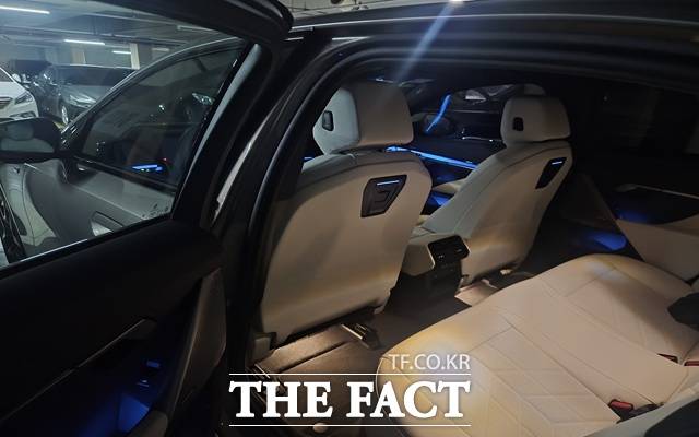 '오승혁의 팩트 DRIVE'는 프리미엄 세단의 대명사로 불리는 BMW 5 시리즈의 520i M 스포츠를 탑승했다. 레그룸과 헤드룸 모두 제법 여유가 있는 공간이 편의를 안겼다. /서울 마포구=오승혁 기자