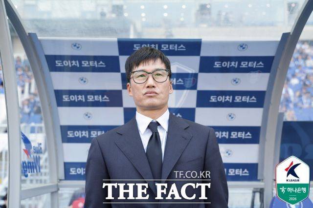 9일 수원월드컵경기장에서 열린 K리그2 대구와의 경기를 지휘하는 수원삼성 이정효 감독/ 수원=K리그