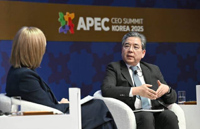 이바나 제멜코바 수소위원회 CEO, 장재훈 현대차그룹 부회장(오른쪽) APEC CEO 서밋 수소 세션에서 대담을 진행 중인 모습 (사진=현대차그룹)