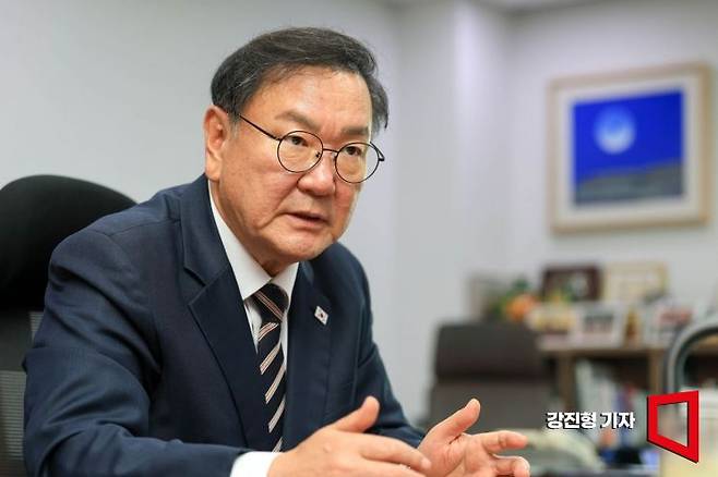 제22대 후반기 국회의장 선거에 출사표를 낸 김태년 더불어민주당 의원이 11일 서울 여의도 국회의원회관에서 아시아경제와 인터뷰 하고 있다. 강진형 기자