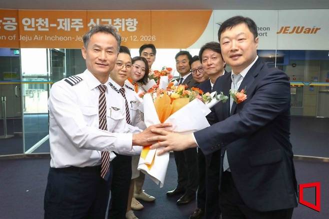 12일 인천국제공항에서 진행된 제주항공 인천~제주 노선 신규 취항식에서 이해성 제주항공 커머셜본부장(오른쪽 첫번째), 박준상 국토교통부 항공산업과장(오른쪽 두번째), 최원선 제주항공 운송서비스본부장(오른쪽 세번째), 김태성 인천국제공항공사 허브화전략처장(오른쪽 네번째) 등 내외빈들이 신규 취항편 승무원들에게 꽃다발을 전달하고 있다. 제주항공