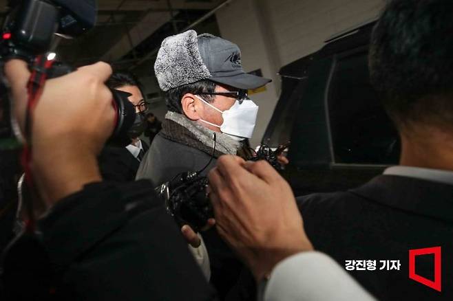 12.3 비상계엄을 사전 모의하고 포고령을 작성한 혐의를 받는 노상원 전 정보사령관이 24일 서울 은평구 서울서부경찰서에서 검찰에 송치되기 위해 호송차로 이동하고 있다. 강진형 기자