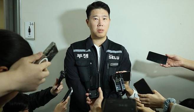 최승호 초기업노조 삼성전자지부 위원장이 12일 세종시 정부세종청사 중앙노동위원회에서 열린 2차 사후조정회의 도중 회의장 밖으로 나와 취재진에게 입장을 밝히고 있다. ⓒ연합뉴스