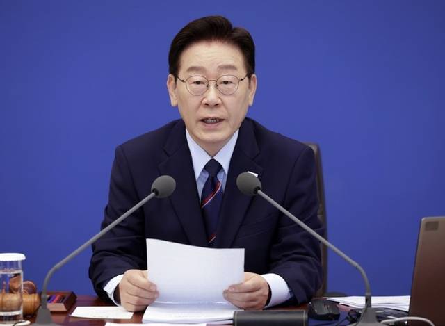 이재명 대통령이 12일 청와대에서 열린 국무회의 겸 비상경제점검회의에서 발언하고 있다. [연합뉴스]