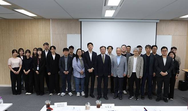 지난 11일 서울 중구 삼화타워에서 열린 전국 응급의료지원단 간담회 참석자들이 단체사진을 찍고 있다. 국립중앙의료원 제공