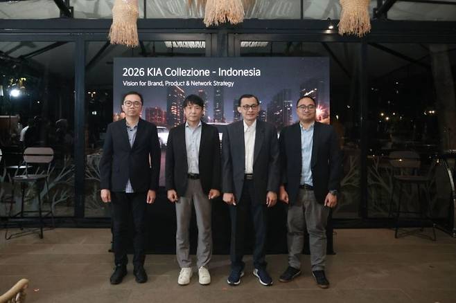 박종성 기아 인도네시아 판매법인 대표(왼쪽 두 번째)를 비롯한 관계자들이 ‘2026 KIA Collezione Indonesia’ 행사에서 기념촬영을 하고 있다. 기아세일즈인도네시아 제공