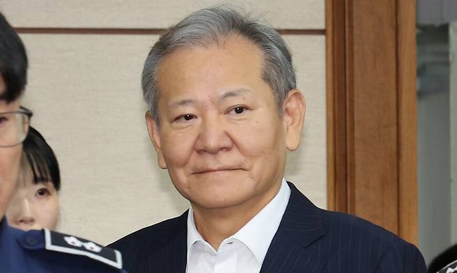 12·3 비상계엄 관련 언론사 단전·단수를 지시한 혐의로 구속기소 된 이상민 전 행정안전부 장관이 2025년 10월17일 오전 서울 서초구 서울중앙지법에서 열린 첫 공판에 출석하고 있다. 사진공동취재단